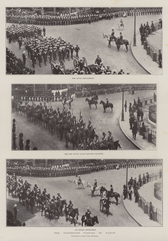 La processione che passa davanti a St Paul da English Photographer