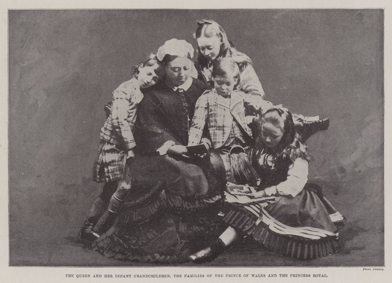 La Regina e i suoi nipoti, le famiglie del Principe di Galles e della Principessa Reale da English Photographer