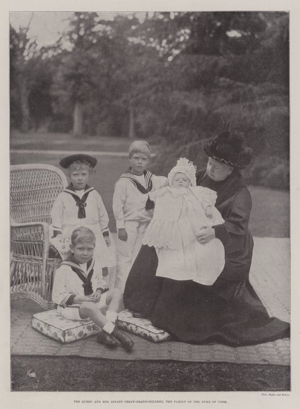 La Regina e i suoi pronipoti, la famiglia del Duca di York da English Photographer