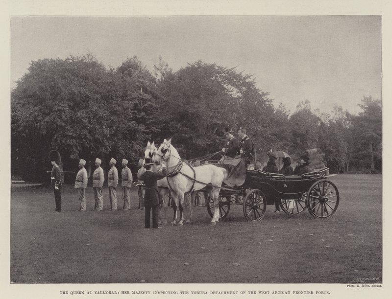 La Regina a Balmoral, Sua Maestà ispeziona il distaccamento Yoruba della West African Frontier Force da English Photographer