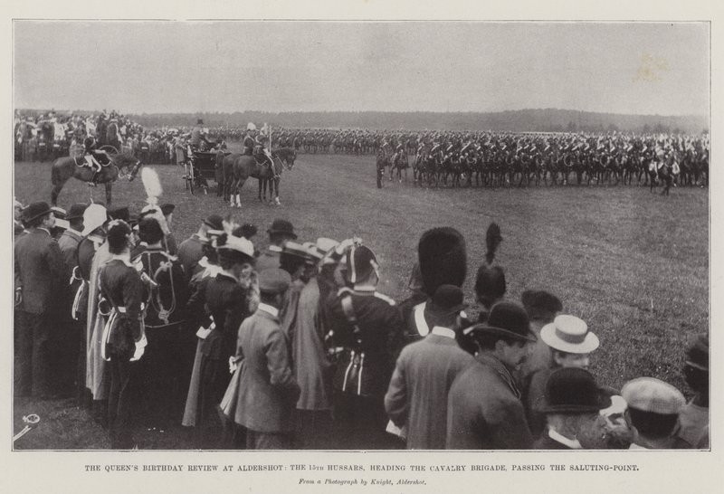 La parata del compleanno della regina ad Aldershot, i 15° Ussari, in testa alla brigata di cavalleria, passano il punto di saluto da English Photographer
