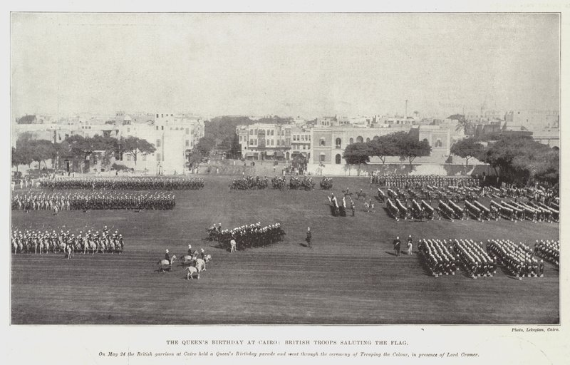 Il compleanno della regina al Cairo, truppe britanniche che salutano la bandiera da English Photographer