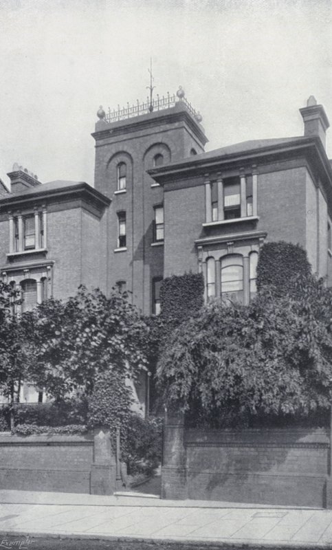 La residenza di Theodore Watts-Dunton e Algernon C Swinburne, The Pines, Putney (foto b/n) da English Photographer