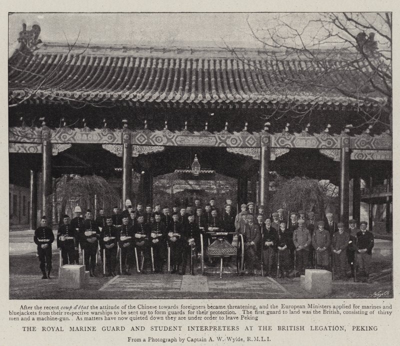 La Guardia Reale dei Marines e gli interpreti studenti alla Legazione Britannica, Pechino da English Photographer