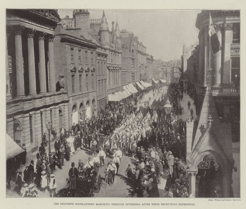 I Seaforth Highlanders che marciano attraverso Inverness dopo la loro spedizione di reclutamento da English Photographer
