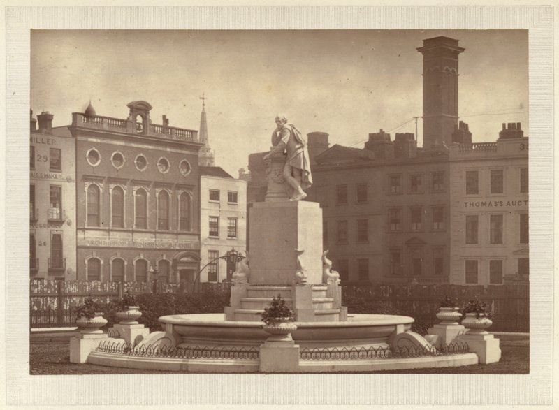 La fontana e la statua di Shakespeare in Leicester Square da English Photographer