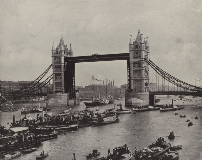 Il Tower Bridge, guardando verso est (foto b/n) da English Photographer