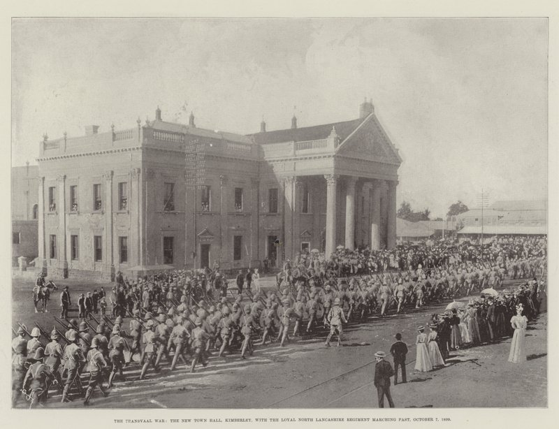 La guerra del Transvaal, il nuovo municipio di Kimberley, con il reggimento Loyal North Lancashire che marcia, 7 ottobre 1899 da English Photographer