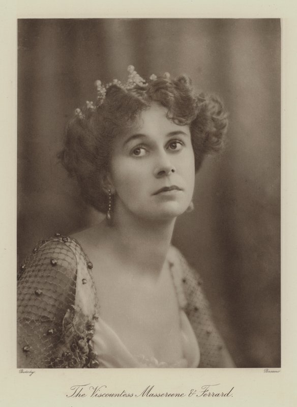 La viscontessa Massereene e Ferrard (foto b/n) da English Photographer