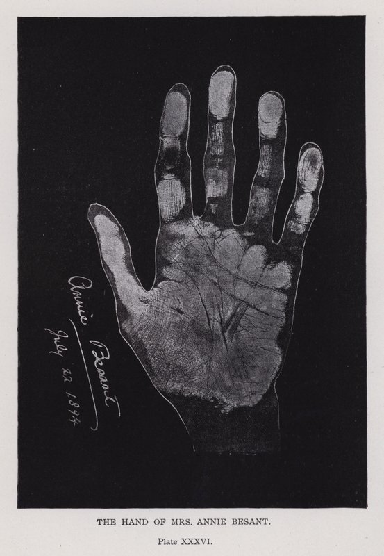La mano di Mrs Annie Besant da English Photographer