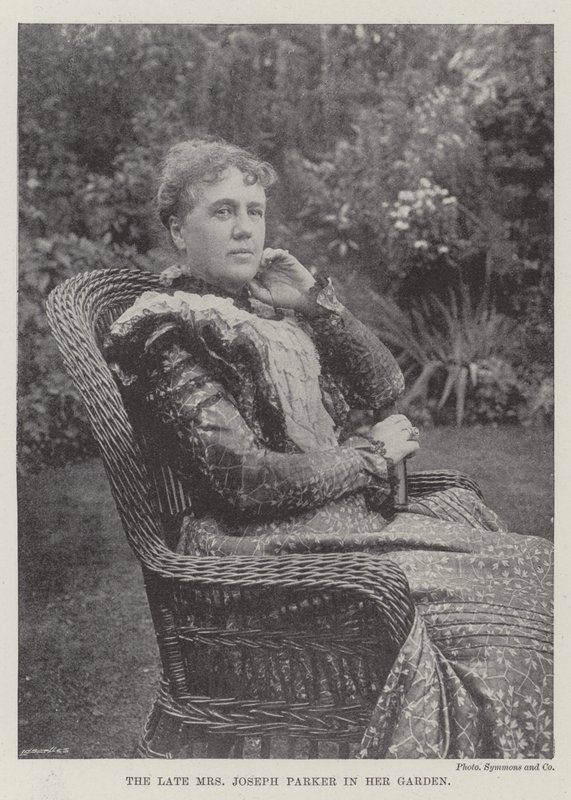 La defunta Signora Joseph Parker nel suo giardino da English Photographer