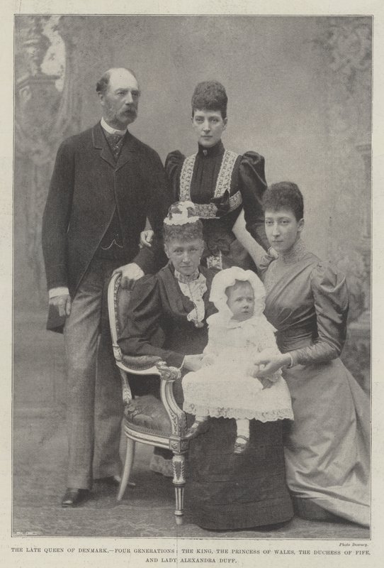 La defunta regina di Danimarca, quattro generazioni, il re, la principessa del Galles, la duchessa di Fife e Lady Alexandra Duff da English Photographer