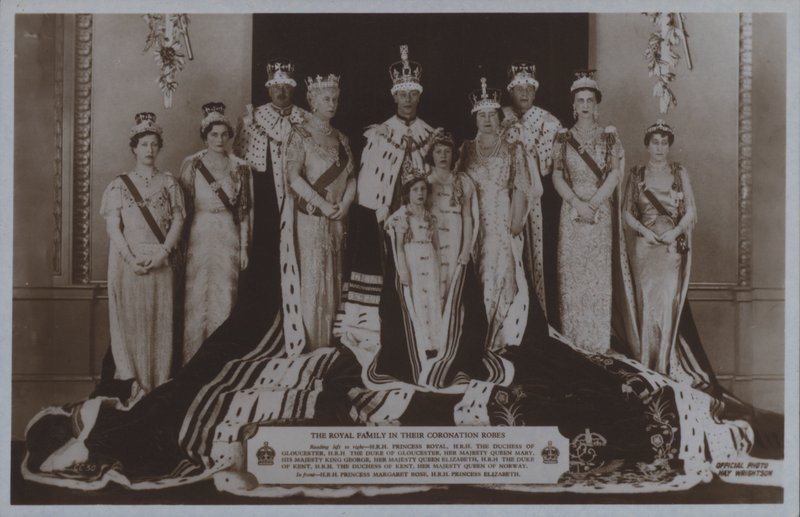 La famiglia reale nei loro abiti di incoronazione da English Photographer