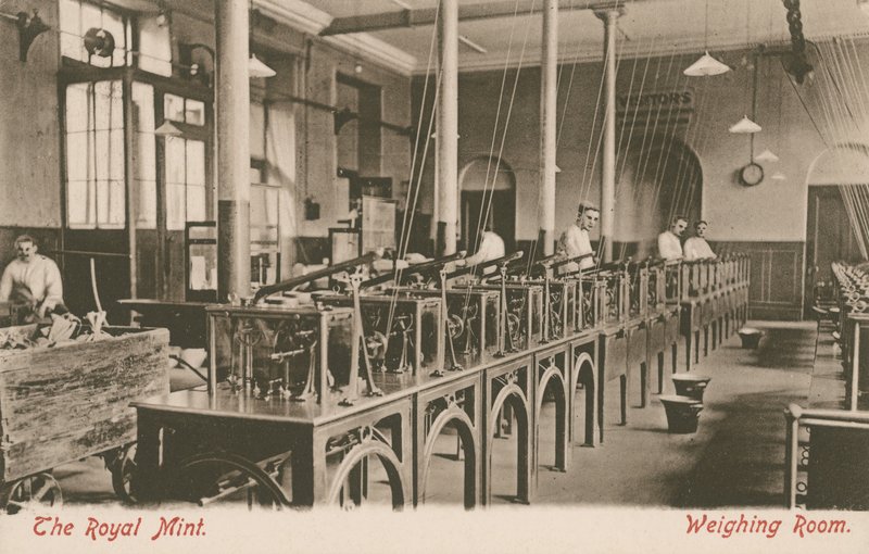 La sala di pesatura della Royal Mint, Londra da English Photographer