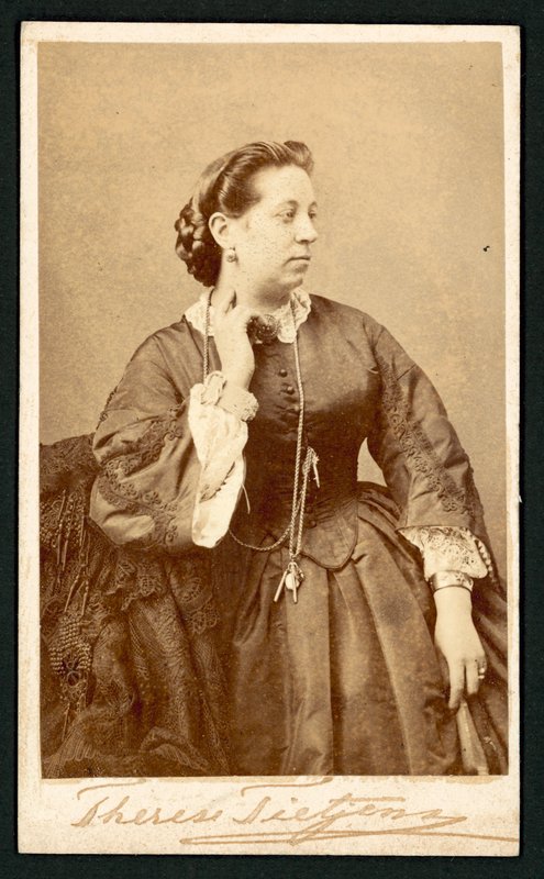 Therese Tietjens, ritratto (foto b/n) da English Photographer