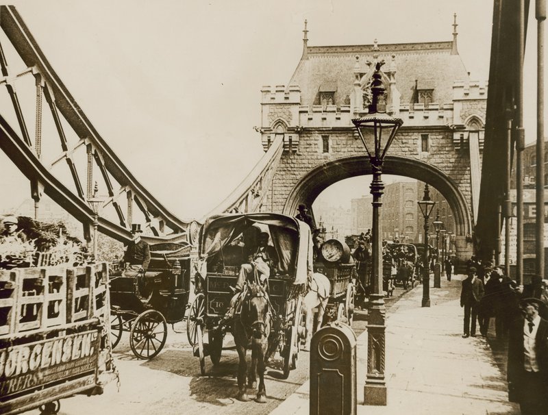 Traffico sul Tower Bridge da English Photographer