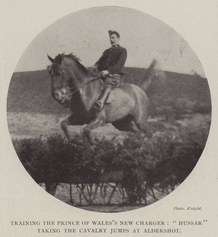 Addestramento del Nuovo Cavallo del Principe di Galles, Ussaro che Salta gli Ostacoli di Cavalleria ad Aldershot da English Photographer