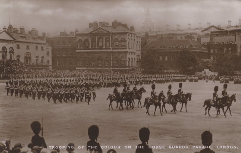 Sfilata della bandiera alla Horse Guards Parade, Londra da English Photographer