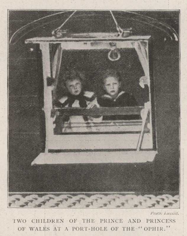 Due bambini del principe e della principessa di Galles a un oblò dell