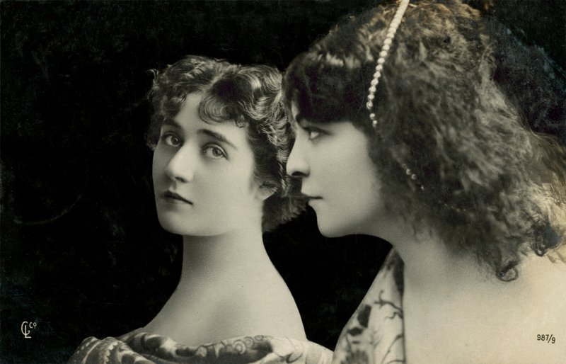 Due donne in posa (foto in b/n) da English Photographer