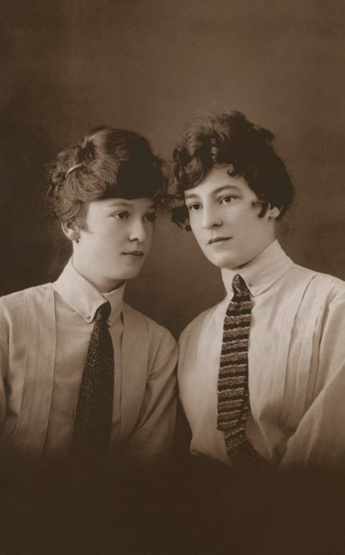 Due giovani donne edoardiane con cravatte da English Photographer
