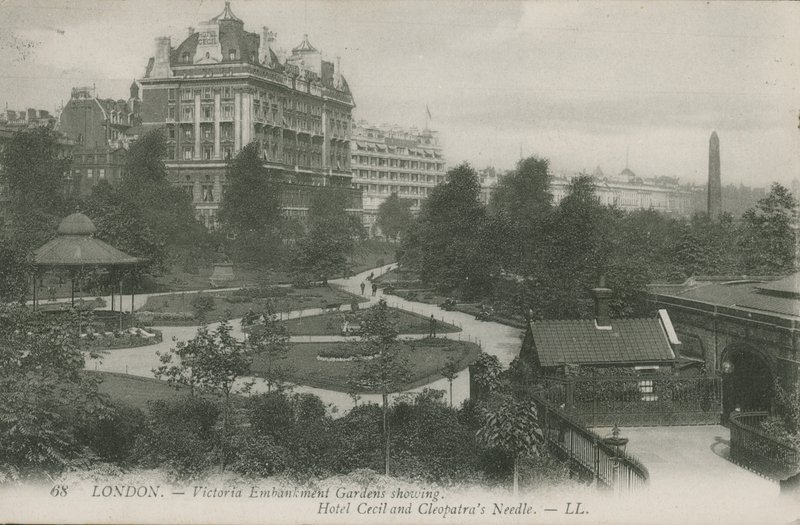 Victoria Embankment Gardens, con Hotel Cecil e Cleopatra