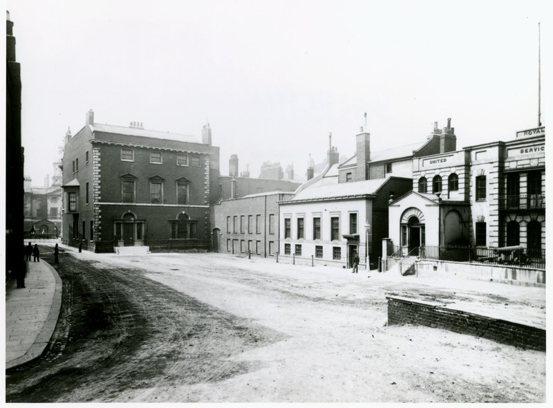 Whitehall Court o Yard, Vanbrugh House, demolito 1898 da English Photographer
