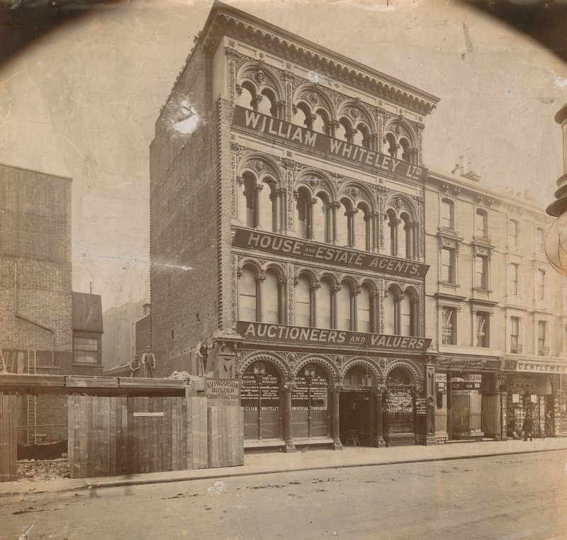 William Whiteley, agenzia immobiliare, banditori e periti, Westbourne Grove, Londra da English Photographer