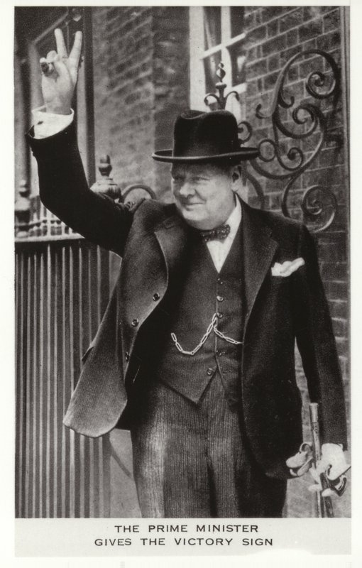 Winston Churchill mentre fa il segno della vittoria fuori dal numero 10 di Downing Street, il 5 giugno da English Photographer