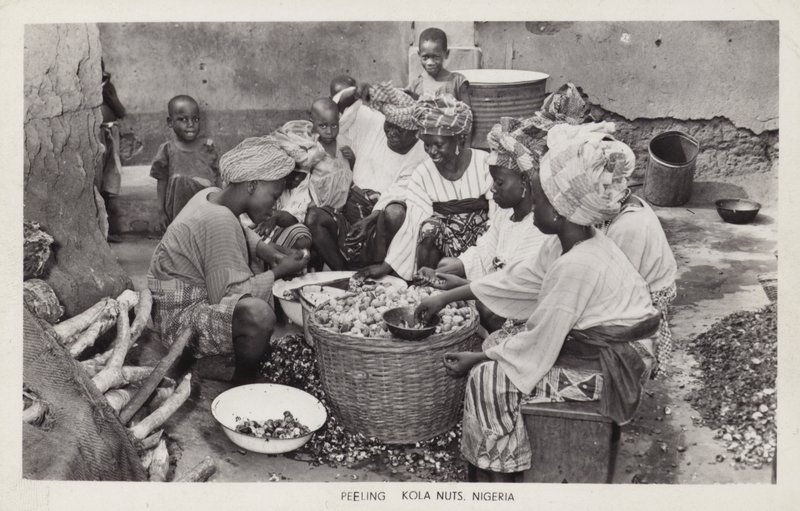 Donne che sbucciano noci di cola, Nigeria da English Photographer