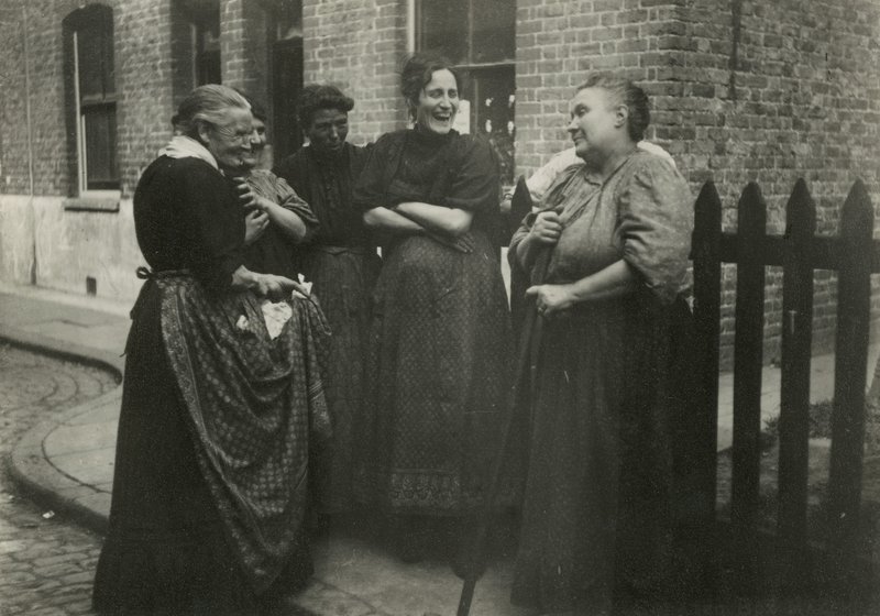 Donne che parlano in strada, Londra da English Photographer