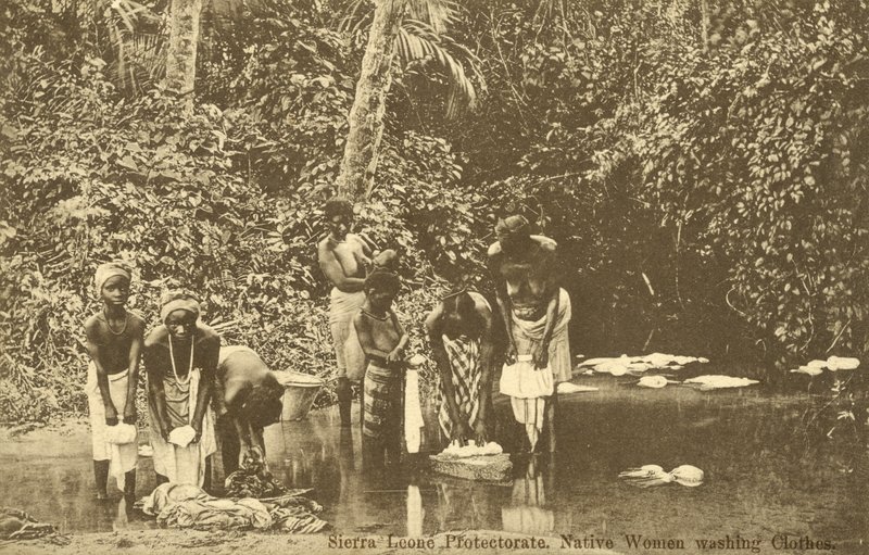 Donne che lavano i vestiti in un fiume, Sierra Leone da English Photographer