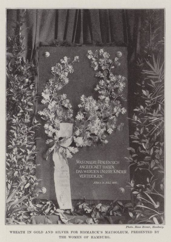 Corona in oro e argento per il mausoleo di Bismarck, presentata dalle donne di Amburgo da English Photographer