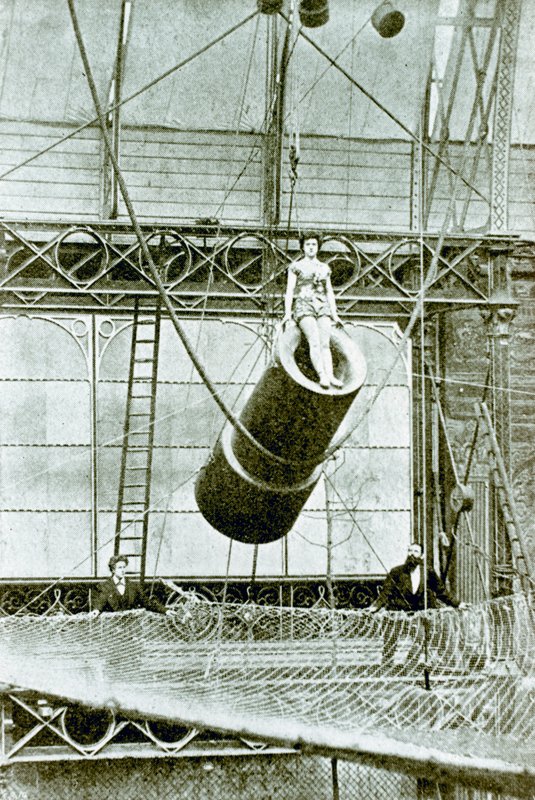 Zazel, che nel 1877 veniva pagata £100 a settimana per essere sparata da un cannone da English Photographer