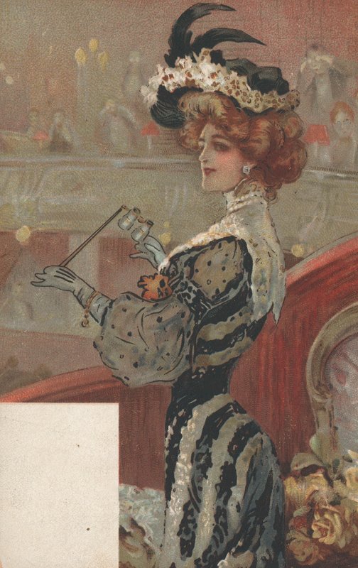 Una donna ben vestita che guarda una rappresentazione teatrale da English School
