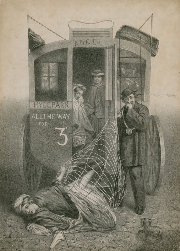 Una donna si impiglia la gonna su una maniglia e cade da una carrozza da English School