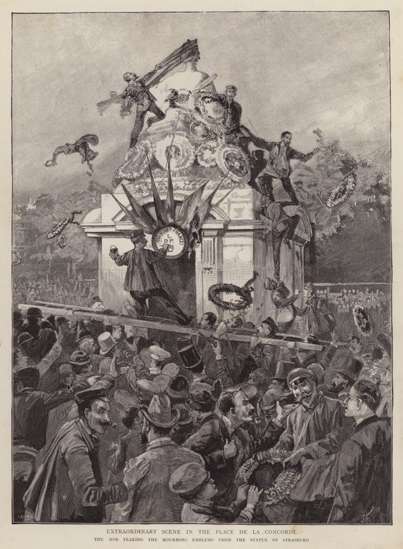 Folle che strappano emblemi di lutto dalla statua di Strasburgo in Place de la Concorde, Parigi da English School