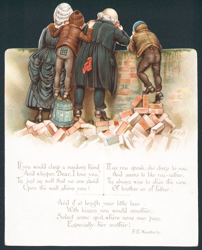 Famiglia che guarda una coppia romantica oltre il muro da English School