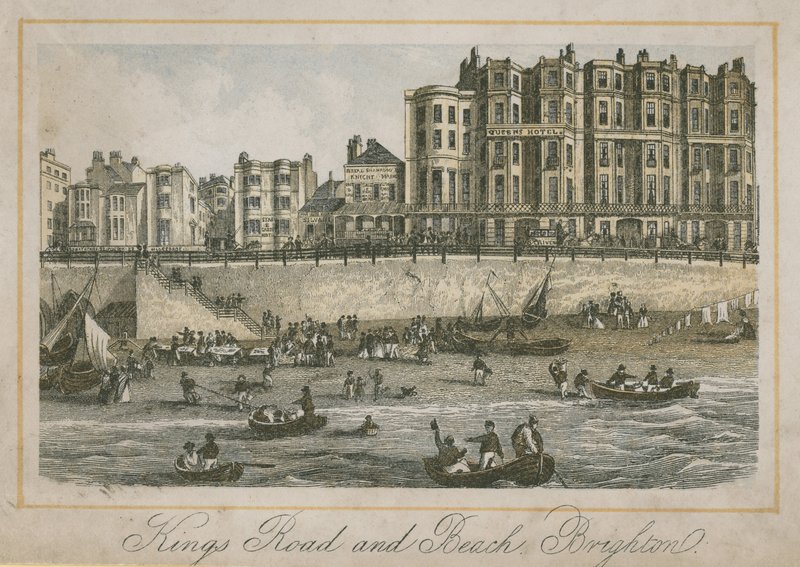 Vista generale di Kings Road e della spiaggia a Brighton da English School