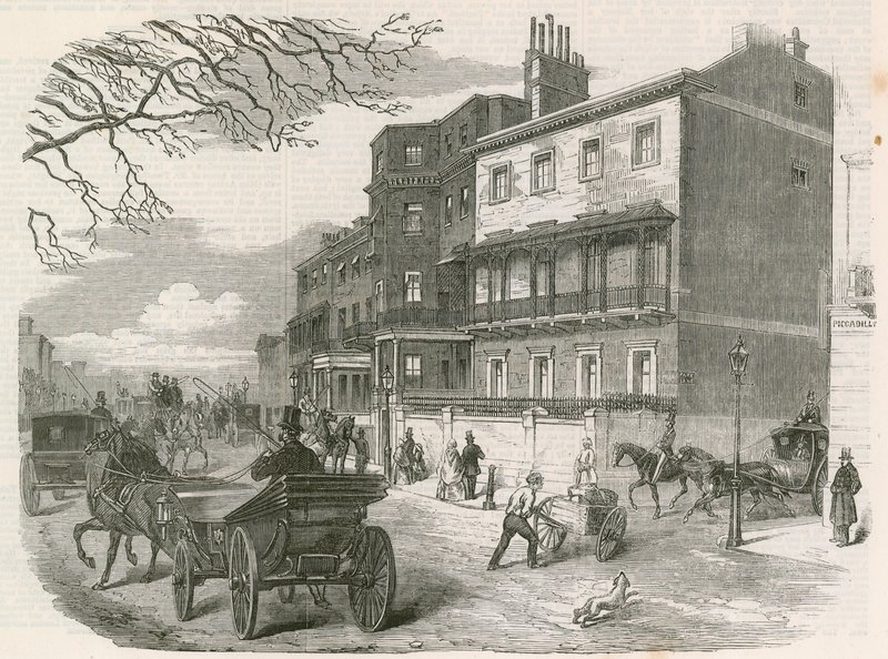 Gloucester House, Piccadilly, Londra, la residenza della defunta Duchessa di Gloucester da English School