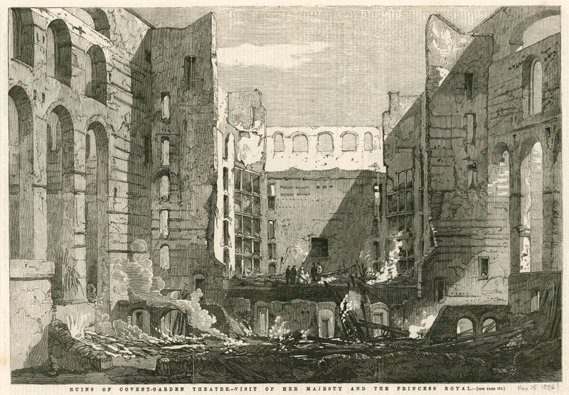 Sua Maestà, accompagnata dalla Principessa Reale, visita le rovine del Covent Garden Theatre, Londra da English School