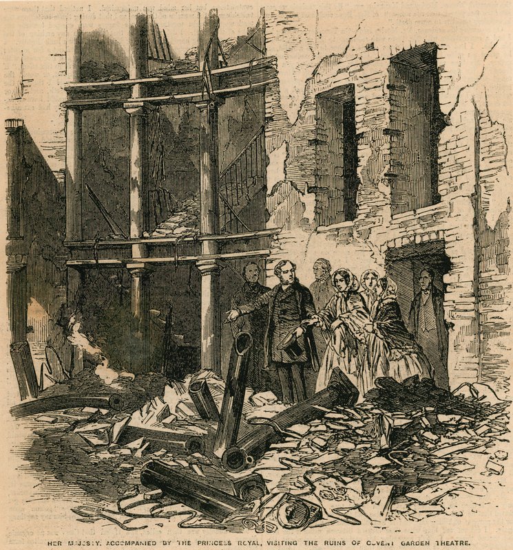 Sua Maestà, accompagnata dalla Principessa Reale, visita le rovine del Covent Garden Theatre, Londra da English School