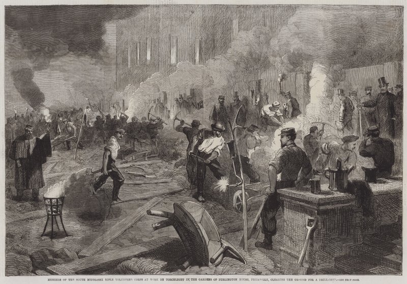 Membri del corpo dei volontari dei fucilieri del South Middlesex al lavoro alla luce delle torce nei giardini di Burlington House, Piccadilly, liberando il terreno per il capannone di addestramento (incisione) da English School