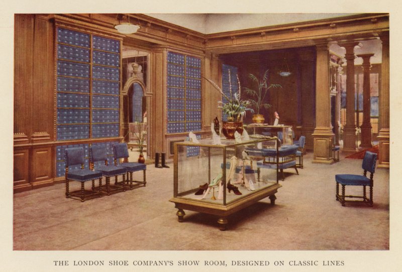 Show Room della London Shoe Company, progettato su linee classiche da English School