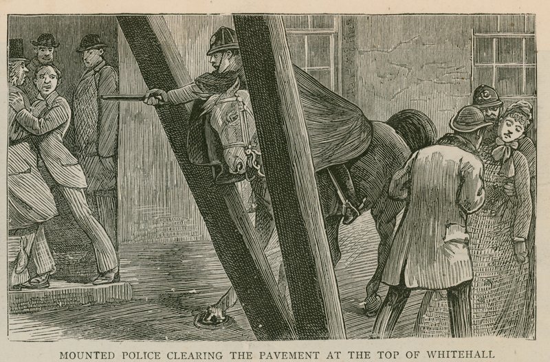 La rivolta a Trafalgar Square: La polizia a cavallo sgombera il marciapiede in cima a Whitehall da English School