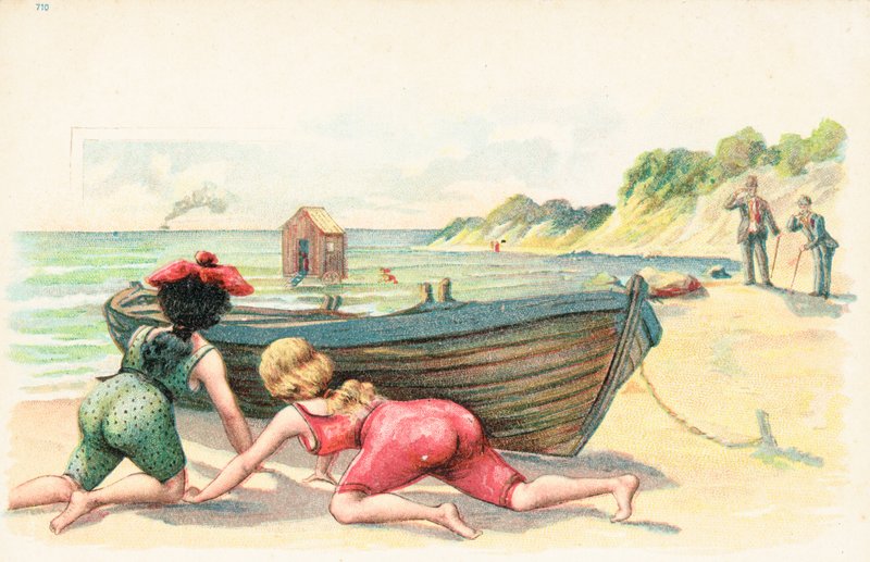 Due donne in costume da bagno si riparano dietro una barca a remi da English School