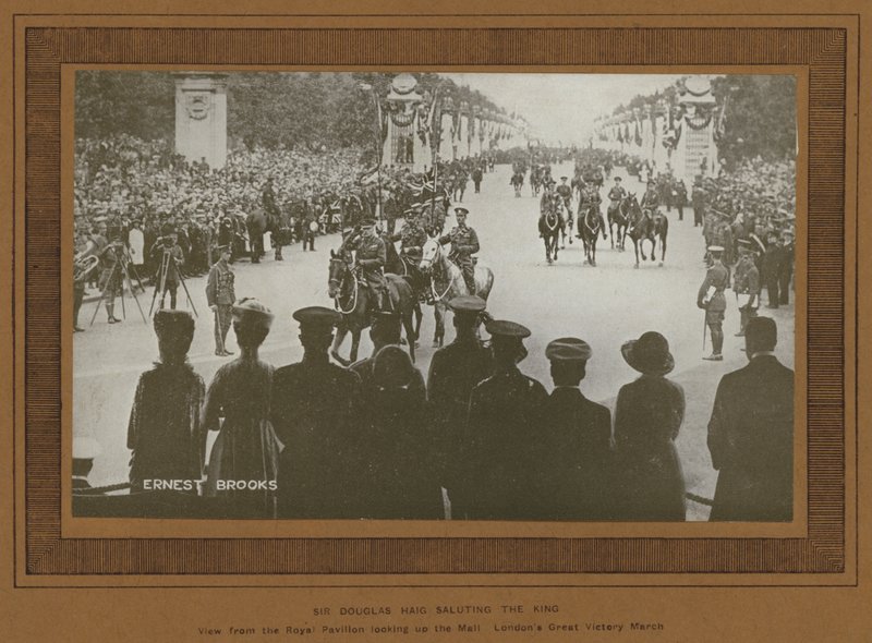 Celebrazioni della vittoria a Londra nel 1919, Sir Douglas Haig saluta il re (foto in bianco e nero) da Ernest Brooks