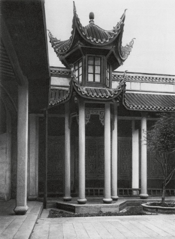 Changshafu, Chen kia tze tang, Hunan, Tempio Ancestrale della famiglia Chen, Torre della campana nel cortile principale da Ernst Boerschmann