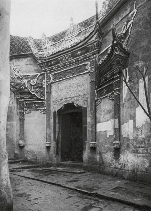 Chungkingfu, Szechuan, Porta di casa nel vicolo, ornata con porcellana smaltata da Ernst Boerschmann