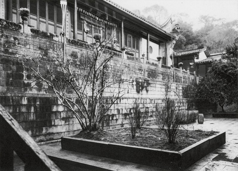 Fuchou, Ku shan, Yung tsuan sze, Fukien, Sala di preghiera nel monastero della fonte impetuosa sul monte Drum vicino a Fuchou da Ernst Boerschmann